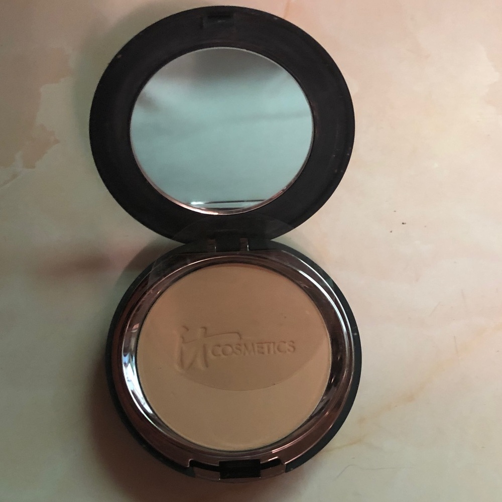 it cosmetics Full Coverage Anti-Aging Hydrating Powder Foundation in Medium - Picture 2 of 6